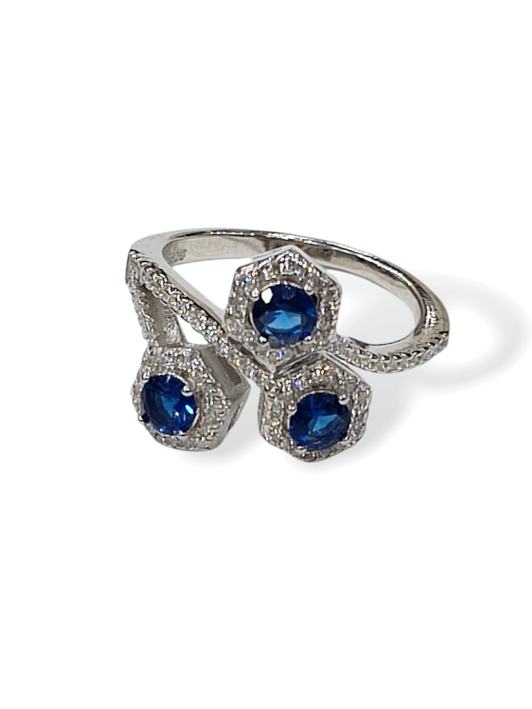 Δαχτυλίδι ασήμι 925 επιπλατινωμένο με μπλε και λευκές ζιργκόν πέτρες.