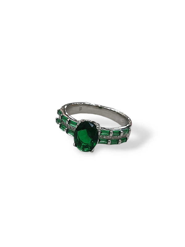 Δαχτυλίδι από ασήμι 925 επιπλατινωμένο με πράσινες πέτρες ζιργκόν.