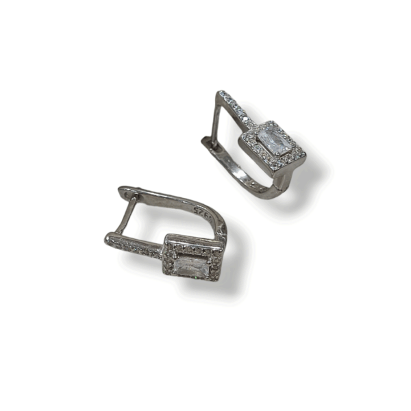Σκουλαρίκια κρεμαστά από ασήμι 925 και ζιργκόν πέτρες.