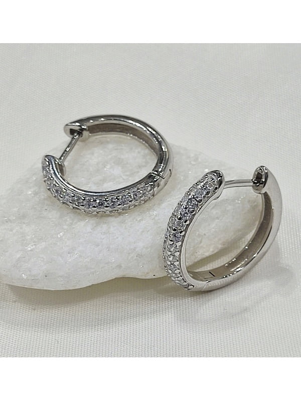 Σκουλαρίκια κρίκοι από ασήμι 925 επιπλατινωμένοι με λευκές πέτρες ζιργκόν.